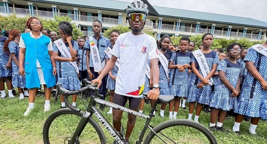 Great Victory Academy Soutient l'Activisme Climatique de James Kumbeni avec un Vélo